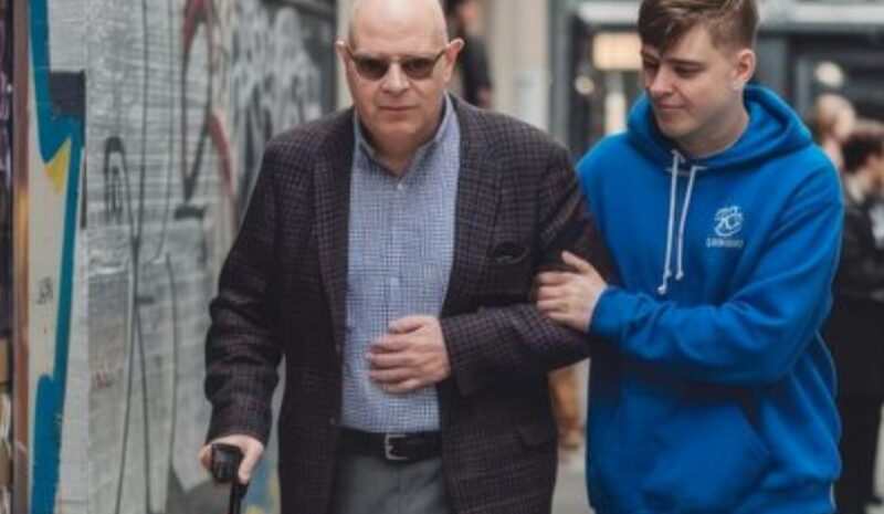Mój sąsiad woził mojego niewidomego ojca na każdą „wizytę u lekarza” przez 8 lat – po pogrzebie ojca powiedział: „Kazał mi obiecać, że opowiem ci, gdzie naprawdę byliśmy”