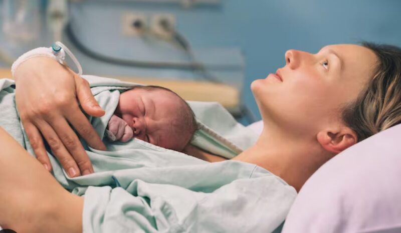 Dwie godziny po narodzinach naszego dziecka spojrzałam na męża, czekając, aż potrzyma nasze dziecko. Zamiast tego, nachylił się i powiedział: „Mam już syna z kimś innym. Nie podpiszę niczego dla tego dziecka”.