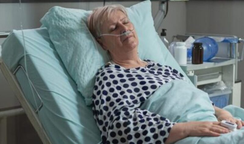 Dzwoniłam do męża trzydzieści razy, bo jego matka była w stanie krytycznym, ale on był poza domem z kochanką. Po pożegnaniu, zorganizowaniu pogrzebu i pochowaniu jej w samotności, zostawiłam pierścionek obok papierów rozwodowych – i zniknęłam.