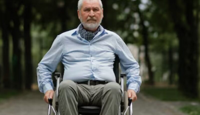 Udawałam, że jestem córką starszego mężczyzny, którego poznałam przypadkiem – kilka dni później jego prawnik mnie znalazł i powiedział: „Wpadłaś prosto w jego pułapkę”