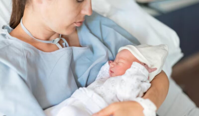 Dwie godziny po narodzinach naszego dziecka spojrzałam na męża, czekając, aż potrzyma nasze dziecko. Zamiast tego, nachylił się i powiedział: „Mam już syna z kimś innym. Nie podpiszę niczego dla tego dziecka”.