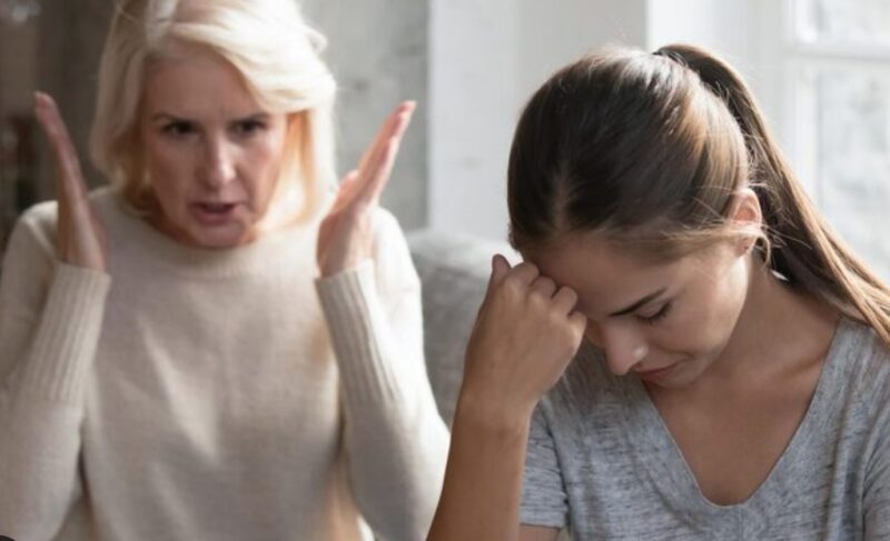 Wieczorem przed moją obroną doktoratu mój mąż wybuchnął zimnym śmiechem, gdy jego matka niszczyła mi włosy i mówiła: „Kobiety nie mają tu miejsca”.