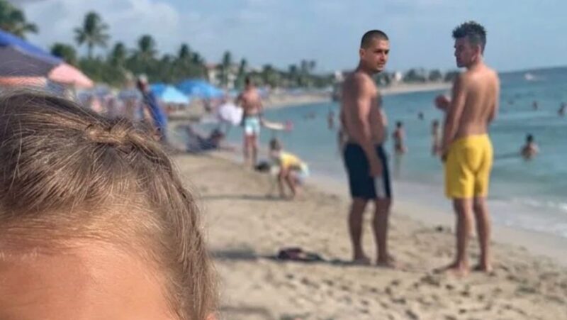 Moja córka pociągnęła mnie za sukienkę plażową i szepnęła: „Mamo, tata kazał mi nie mówić, co on i wujek Jim robili w naszym pokoju hotelowym”