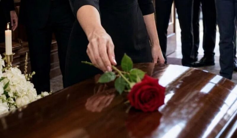 Na pogrzebie mojego ojca moi bracia stali przy jego trumnie i kpili z czarnej sukienki, którą pożyczyłam. „Tata zostawił nam wszystko” – szepnął najstarszy. „Wyjdziesz stąd z niczym”.