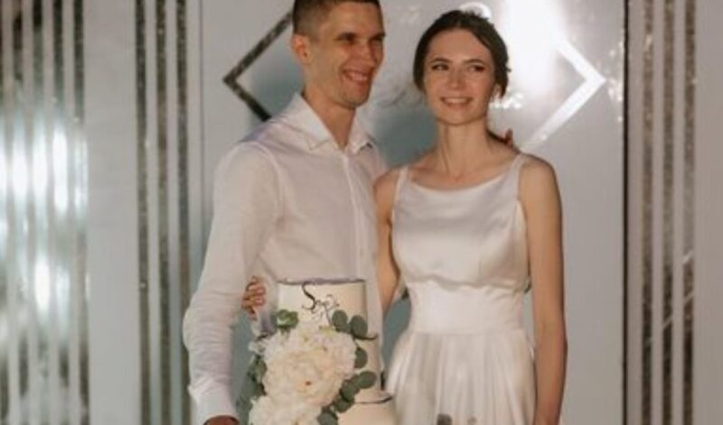 Widziałem, jak moja synowa przykleja krzesło mojej żony, podczas gdy mój syn się śmiał. Cicho zamieniłem ich miejscami. Kiedy panna młoda wstała, jej suknia rozdarła się na oczach wszystkich. Uśmiechnąłem się – jej upokorzenie to był dopiero początek dzisiejszego wieczoru.