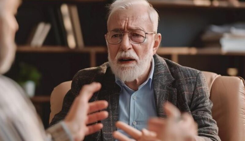 Moja rodzina ignorowała mnie przez 7 lat – a potem pojawiła się w moim hotelu nieproszona. Tata pochylił się nad stołem: „Daj nam 60 tysięcy dolarów… albo zadzwonię dziś wieczorem do twojego właściciela”.
