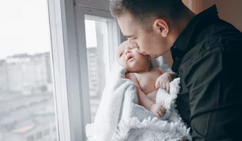 Mój mąż wyrzucił naszego 18-letniego syna z domu – rok później wrócił z noworodkiem na rękach i walizką, która sprawiła, że ścisnęło mnie za serce