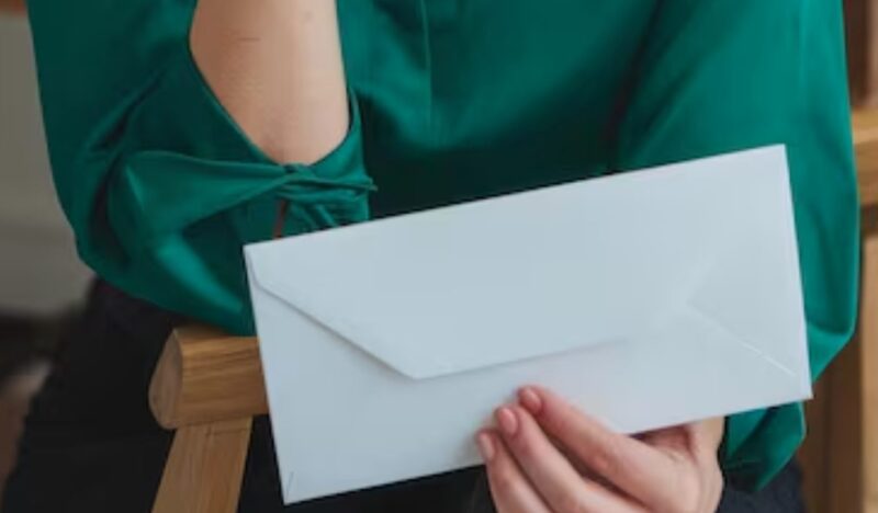 Mój mąż zostawił mnie klęczącą przed jego rodzicami, ponieważ nie chciałam dać mu swojej wypłaty.