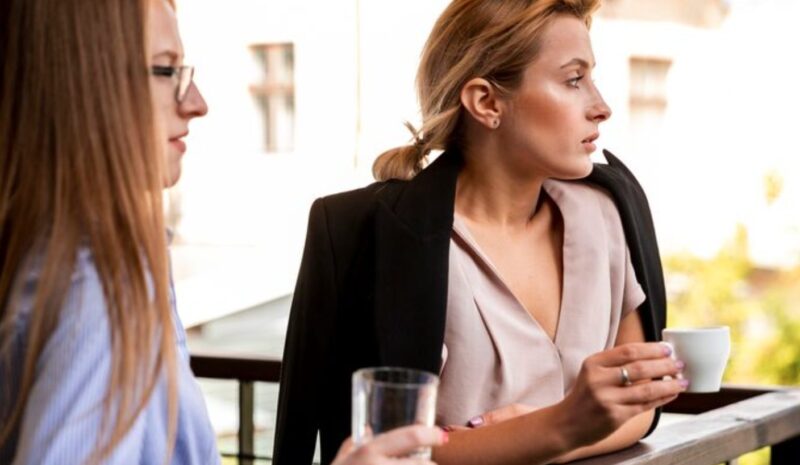 Teściowa wściekle oblała moją mamę winem na oczach całej restauracji i wyśmiała mnie, nazywając „biedną kelnerką”. Nie wiedziała, że właścicielem lokalu jest mój ojciec…