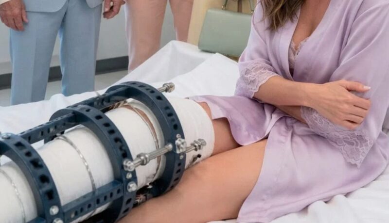 Moi teściowie złamali mi nogę, a mąż kazał mi nauczyć się posłuszeństwa. Trzy dni później weszli do mojego pokoju w szpitalu śmiejąc się – nieświadomi, że ich nagrywam, podczas gdy policja przeszukuje ich dom.