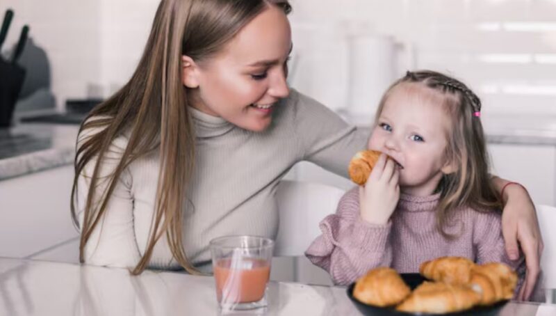 Przez dziesięć lat traktowałam moją teściową jak własną matkę, aż do momentu, gdy moja ośmioletnia córka złapała mnie za rękę i szepnęła: „Mamo… Babcia dodaje coś białego do twojej herbaty”.