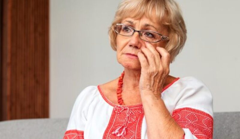 Mój mąż uderzył moją matkę dwa razy na moich oczach i zażądał: „Albo wyjdzie dziś w nocy, albo nasze małżeństwo się skończy”.