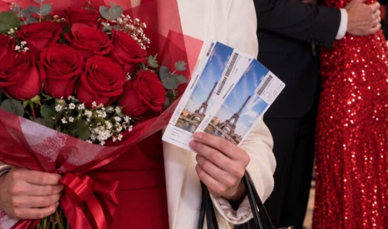 Przyniosłam do biura kwiaty i bilety lotnicze do Paryża, żeby zrobić mężowi niespodziankę z okazji walentynek.