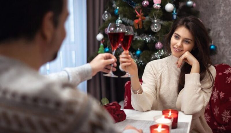 Podczas kolacji wigilijnej moja siostra roześmiała się i powiedziała: „Wznieśmy toast za mojego brata, który nadal jest największym rozczarowaniem naszej rodziny”.