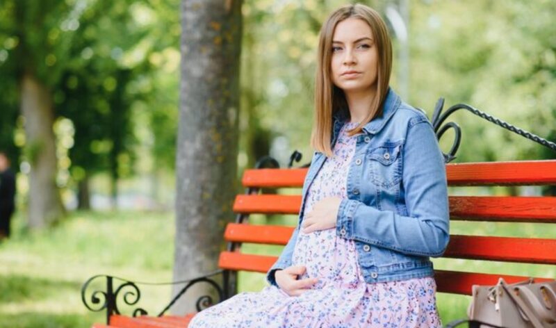 Moja córka zmarła podczas porodu, a ja sama wychowałam jej syna – dziesięć lat później nieznajoma kobieta przy jej grobie powiedziała: „Złożyłam twojej córce obietnicę. Czas, abyś poznała prawdę”.
