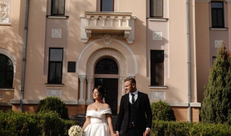 Moi rodzice powiedzieli, że nie zostałem zaproszony na ślub mojego brata, po tym jak podarowałem mu dom wart 770 tysięcy dolarów. „To tylko dla najbliższej rodziny” – zaśmiał się mój brat.