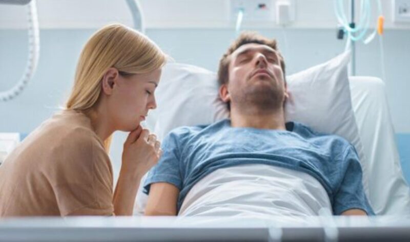 Ojczym wychowywał mnie, odkąd skończyłem cztery lata – słowa, które nagle szepnął mi w szpitalu, wycisnęły mi łzy z oczu.