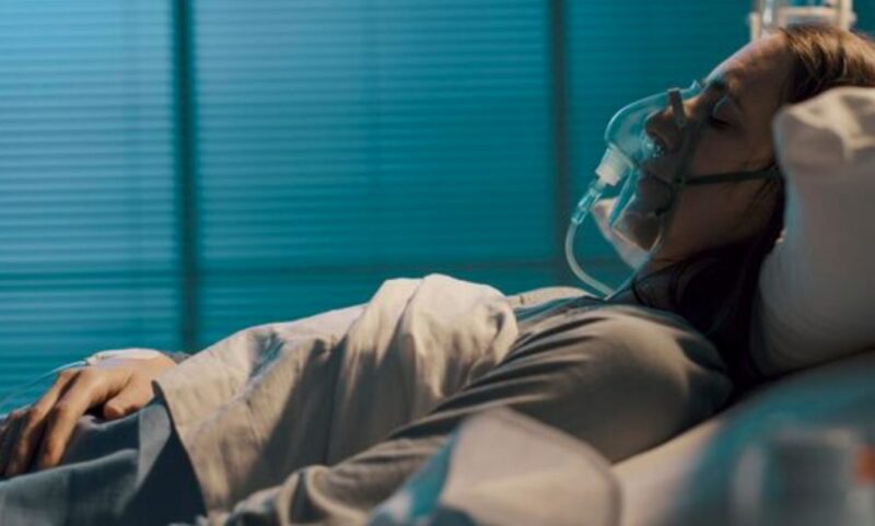 Lekarz poślubił swoją umierającą pacjentkę – lecz po jej pogrzebie jej siostra wręczyła mu pudełko, mówiąc: „Chciała, żebyś otrzymał to dopiero wtedy, gdy już jej zabraknie”.