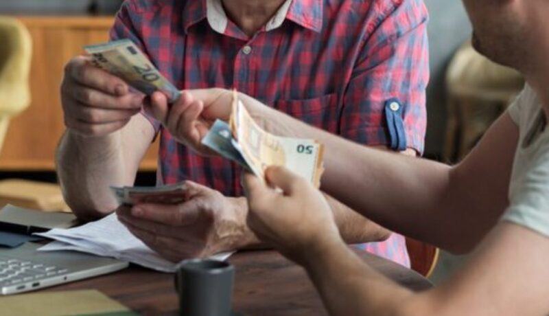 Moja żona wyśmiała mojego ojca, gdy poprosił o pożyczenie 1000 dolarów; trzy dni później przeszedł pilną operację i zostawił mi sekretną kopertę.