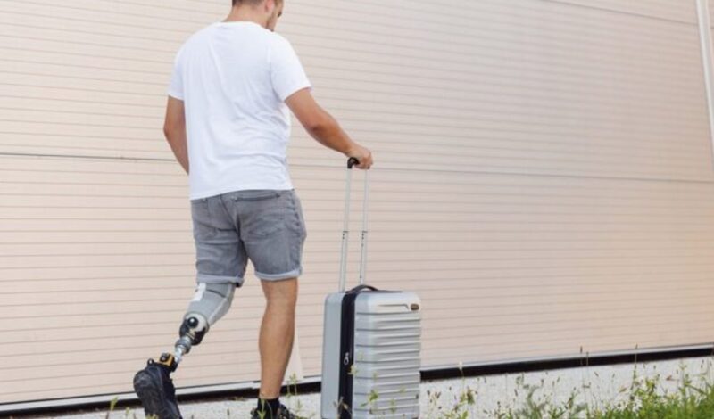 Lot ku czci: Jak ciche poświęcenie ojca dla zmarłej żony, niesprawiedliwie potraktowana pracownica linii lotniczych oraz nieoczekiwane spotkanie z wojskowym w klasie pierwszej przyniosły uzdrowienie, łaskę i dozgonnego rodzinnego opiekuna w pogrążony w żałobie świat młodej dziewczyny pod niebem Karoliny.