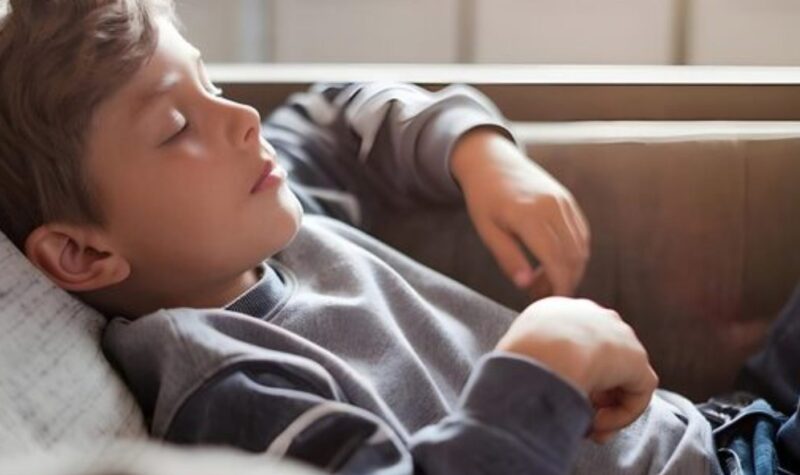 Obudziłam się ze śpiączki i zobaczyłam mojego 9-letniego wnuka śpiącego obok mojego szpitalnego łóżka. Przytulił mnie i wyszeptał: „Babciu, następnym razem, gdy przyjdzie ciocia, udawaj, że jeszcze śpisz. Wtedy zrozumiesz, dlaczego cię nie zostawiłam”.