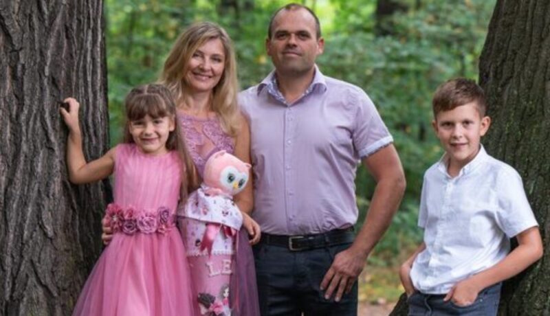 Mężczyzna zostawił żonę dla innej kobiety, pozostawiając ją samą z dziećmi. Dwa lata później wrócił, błagając, by przyjęła go z powrotem, lecz to, co zobaczył w drzwiach, wprawiło go w osłupienie.