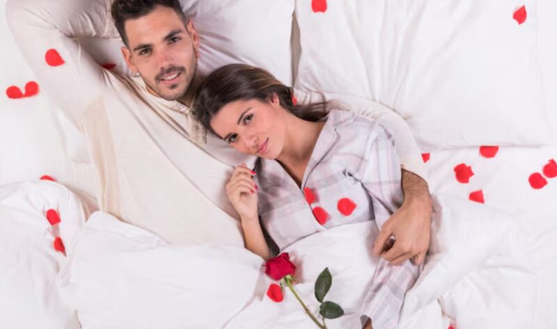 Mój świeżo poślubiony mąż, myśląc, że śpię, wymknął się z naszego apartamentu nowożeńców i wszedł do pokoju mojej druhny, znajdującego się kawałek dalej na korytarzu. Z chłodnym uśmiechem wysłałam do obu rodzin wiadomość grupową: „W środku czeka wyjątkowa niespodzianka – wpadajcie na transmisję na żywo z momentu otwarcia drzwi!”.