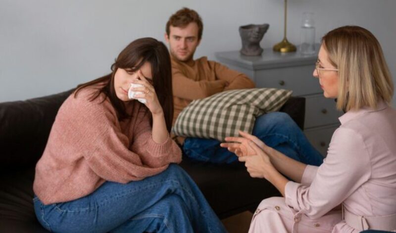 Przez 8 lat rodzice kazali mi wychodzić z domu za każdym razem, gdy mój brat przyprowadzał swoją narzeczoną; mama mówiła: „Ona pochodzi z dobrej rodziny, nie przynoś nam wstydu”, a tata dodawał: „Po prostu zniknij na weekend”.