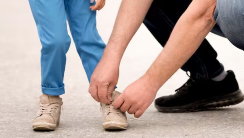 Pewna dziewczynka poprosiła mnie o buty za 45 dolarów, obiecując, że kiedyś mi odda pieniądze. Kilka godzin później odkryłem sekretną wiadomość, z której wynikało, że jej matka umiera. Na jaw wyszła skrywana przez lata prawda, a ten prosty gest życzliwości miał na zawsze odmienić całe moje życie.