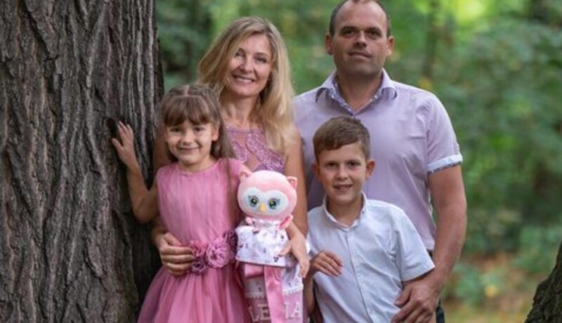 Mężczyzna zostawił żonę dla innej kobiety, pozostawiając ją samą z dziećmi. Dwa lata później wrócił, błagając, by przyjęła go z powrotem, lecz to, co zobaczył w drzwiach, wprawiło go w osłupienie.